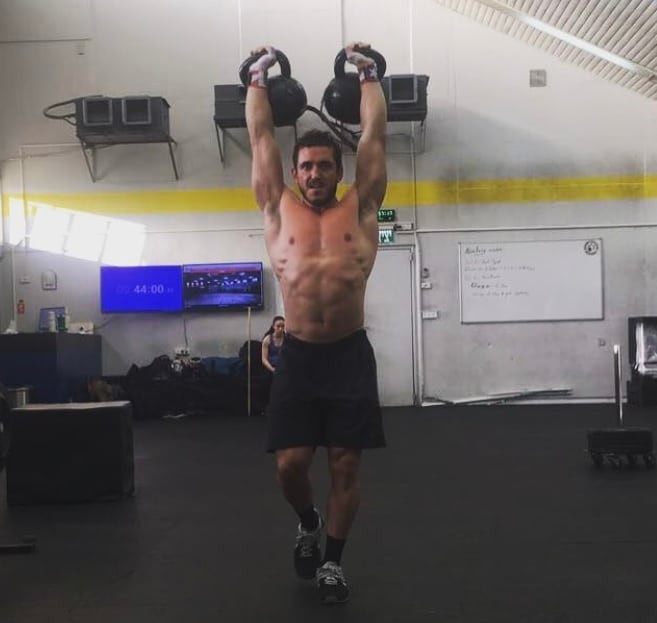 Không chỉ làm tăng nhịp tim, bài tập này còn giúp xây dựng cơ bắp tay và cơ bụng của bạn. Ảnh: barbend.