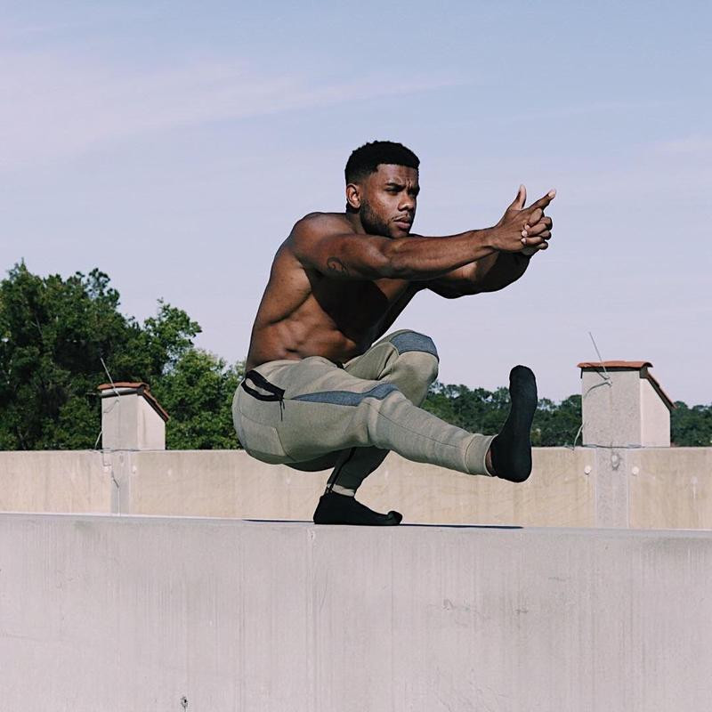 Bài tập 3: Calisthenics. Calisthenics là những động tác sử dụng trọng lượng cơ thể với ít thiết bị giúp bạn khỏe hơn và cải thiện sức khỏe tim mạch. Ảnh: shopify.