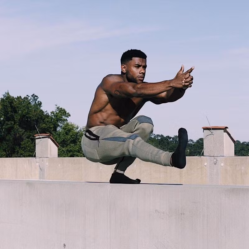 Bài tập 3: Calisthenics. Calisthenics là những động tác sử dụng trọng lượng cơ thể với ít thiết bị giúp bạn khỏe hơn và cải thiện sức khỏe tim mạch. Ảnh: shopify.