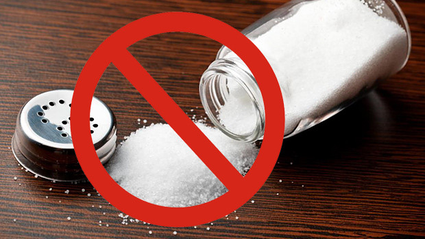 Không những vậy, người bị xơ gan nên hạn chế lượng muối nạp vào cơ thể, lựa chọn những món ăn nhạt và tránh thức ăn có nhiều muối để hạn chế bị tích muối, nước trong cơ thể gây phù và bụng to. Ảnh: thankhikhang.