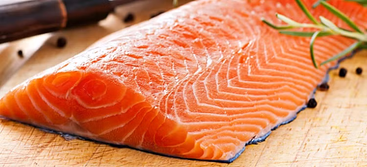 Các loại cá béo như cá hồi, cá mòi, cá ngừ có nhiều axit béo omega-3 có thể giúp cải thiện lượng mỡ trong gan. Ảnh: suckhoedoisong.