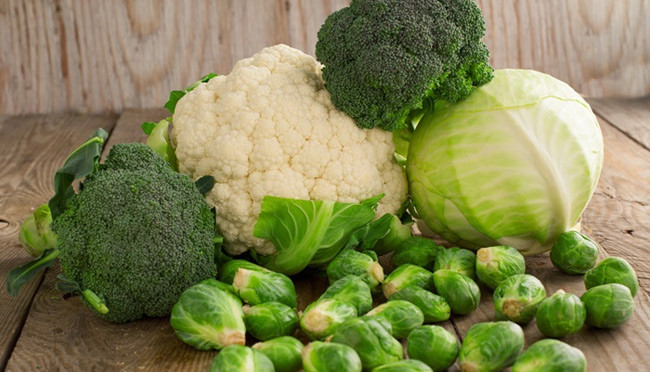 Các loại rau xanh như bông cải xanh, rau bina, cải Brussels và cải xoăn laf những thực phẩm tốt cho người bị gan nhiễm mỡ. Ảnh: healthplus.