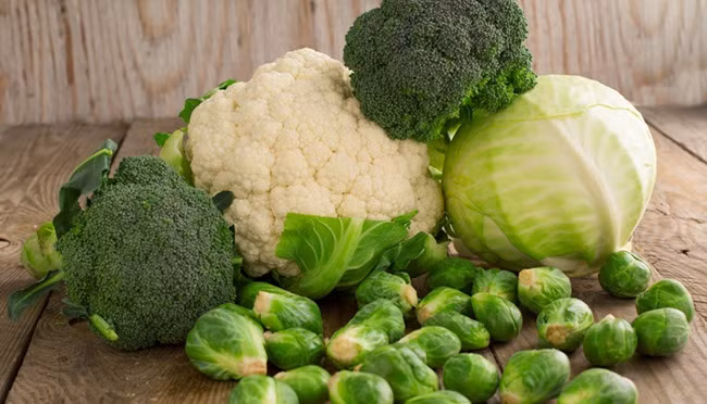 Các loại rau xanh như bông cải xanh, rau bina, cải Brussels và cải xoăn laf những thực phẩm tốt cho người bị gan nhiễm mỡ. Ảnh: healthplus.