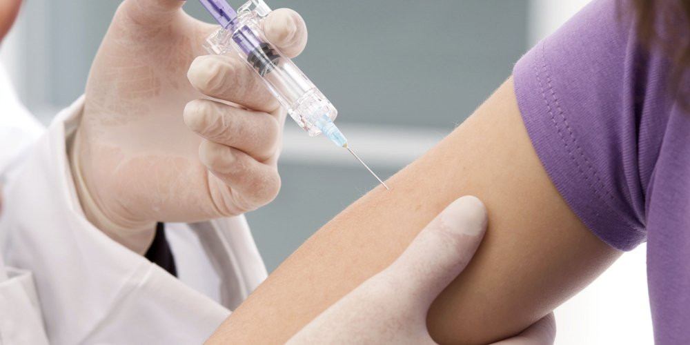 Ngoài ra, bạn nên tiêm vaccine một số loại ung thư liên quan nhiễm trùng mà bạn có thể ngăn ngừa như siêu vi B hay vaccine chống vi-rút HPV để phòng ngừa ung thư cổ tử cung. Ảnh: medlatec.