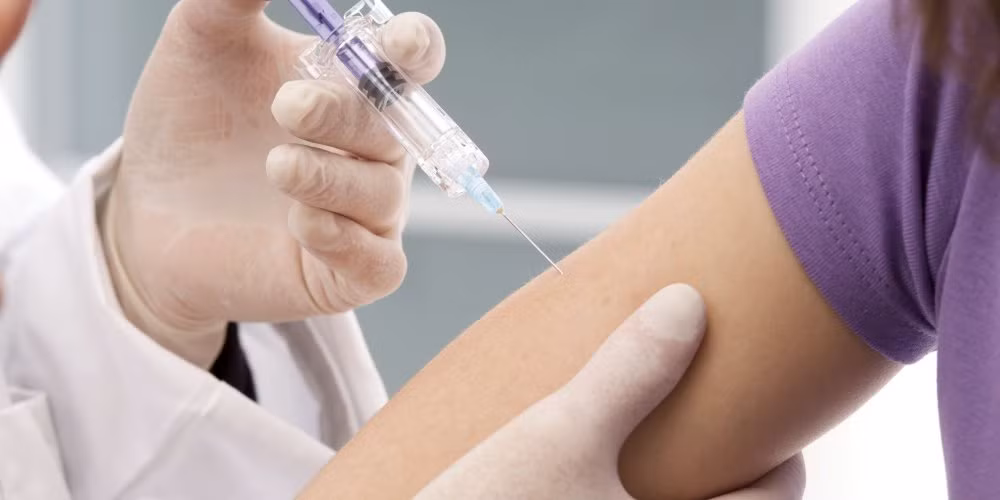 Ngoài ra, bạn nên tiêm vaccine một số loại ung thư liên quan nhiễm trùng mà bạn có thể ngăn ngừa như siêu vi B hay vaccine chống vi-rút HPV để phòng ngừa ung thư cổ tử cung. Ảnh: medlatec.