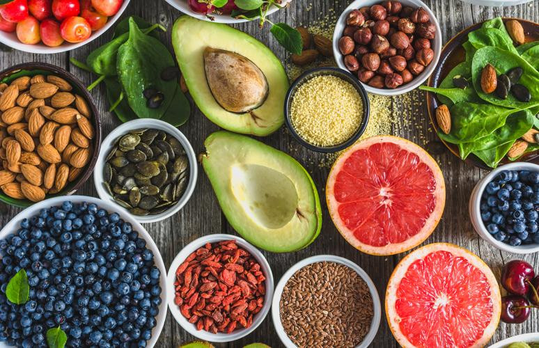 Lựa chọn sử dụng những thực phẩm tốt không có nghĩa là bạn sẽ không thể bị ung thư. Tuy nhiên, thực phẩm sạch, lành mạnh có thể giảm nguy cơ mắc ung thư. Ảnh: berkeleywellness.