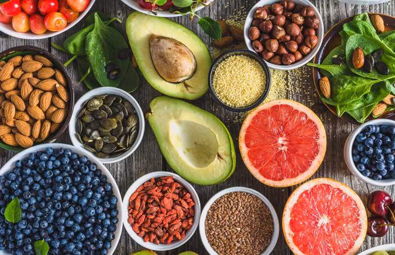 Lựa chọn sử dụng những thực phẩm tốt không có nghĩa là bạn sẽ không thể bị ung thư. Tuy nhiên, thực phẩm sạch, lành mạnh có thể giảm nguy cơ mắc ung thư. Ảnh: berkeleywellness.