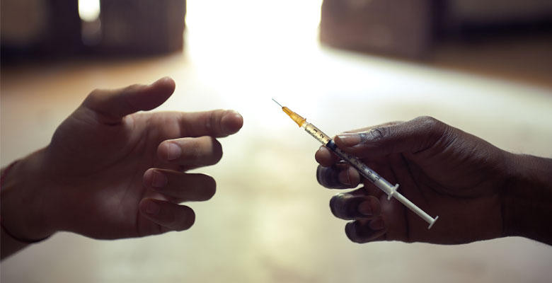 Bạn cũng nên tránh các hành vi nguy hiểm có thể dẫn đến nhiễm trùng, có thể làm tăng nguy cơ ung thư như quan hệ tình dục không an toàn hay dùng chung bơm kim tiêm. Ảnh: avert.