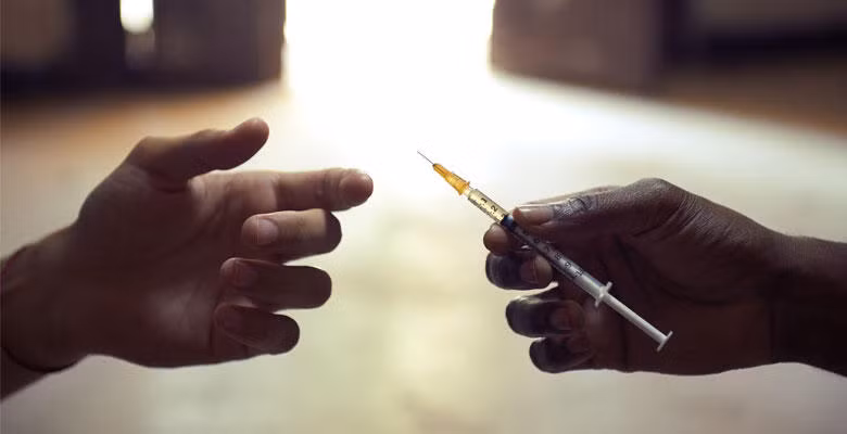 Bạn cũng nên tránh các hành vi nguy hiểm có thể dẫn đến nhiễm trùng, có thể làm tăng nguy cơ ung thư như quan hệ tình dục không an toàn hay dùng chung bơm kim tiêm. Ảnh: avert.