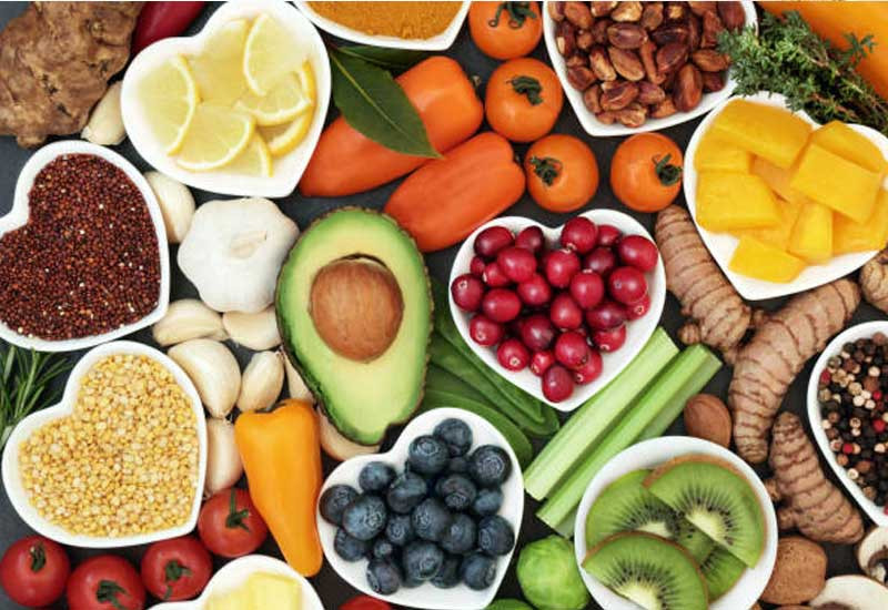 Bạn nên ăn nhiều trái cây và rau xanh để giúp giảm nguy cơ mắc ung thư đại tràng, thực quản, phổi và dạ dày. Ảnh: standardmedia.