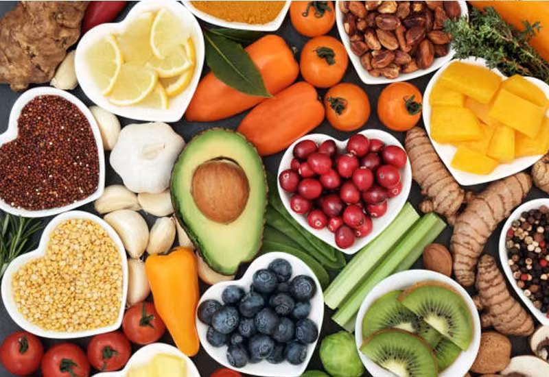 Bạn nên ăn nhiều trái cây và rau xanh để giúp giảm nguy cơ mắc ung thư đại tràng, thực quản, phổi và dạ dày. Ảnh: standardmedia.