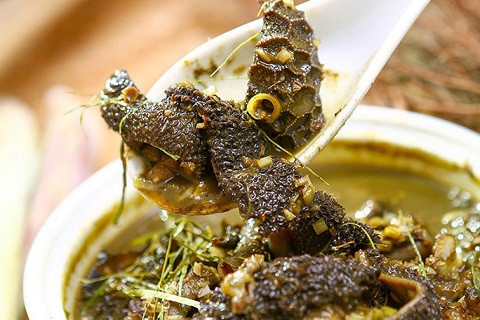 Trong tiếng Thái, “nậm” có nghĩa là canh, “pịa” là chất sền sệt ở trong ruột non con bò hay phân non. Ảnh: dulichvietnam.