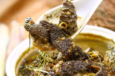 Trong tiếng Thái, “nậm” có nghĩa là canh, “pịa” là chất sền sệt ở trong ruột non con bò hay phân non. Ảnh: dulichvietnam.