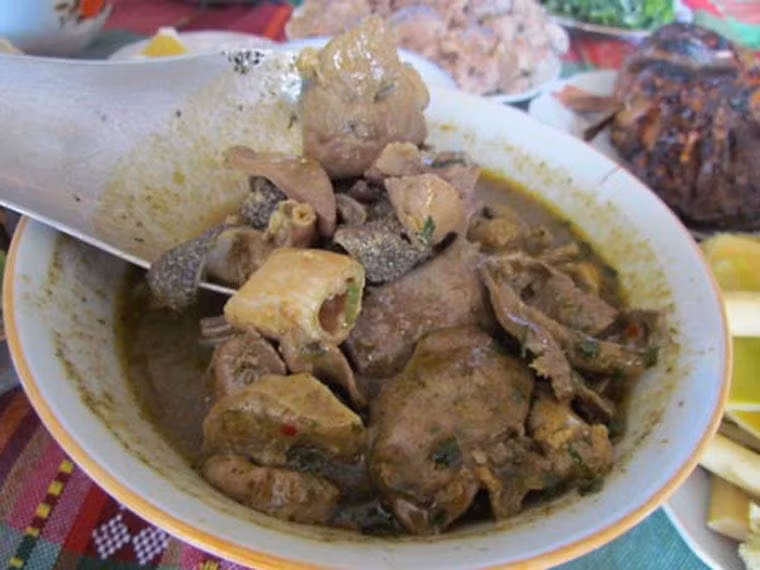 Cách chế biến món Pịa gần giống như món thắng cố. Nhưng để nấu ngon được thì chỉ có người dân bản địa mới có cách chế biến riêng. Ảnh: flickr.
