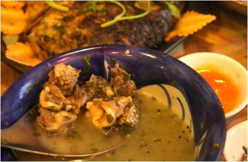 Mặc dù hơi khó ăn nhưng nậm pịa có tác dụng giải rượu rất tốt. Ảnh: mocchautravel.