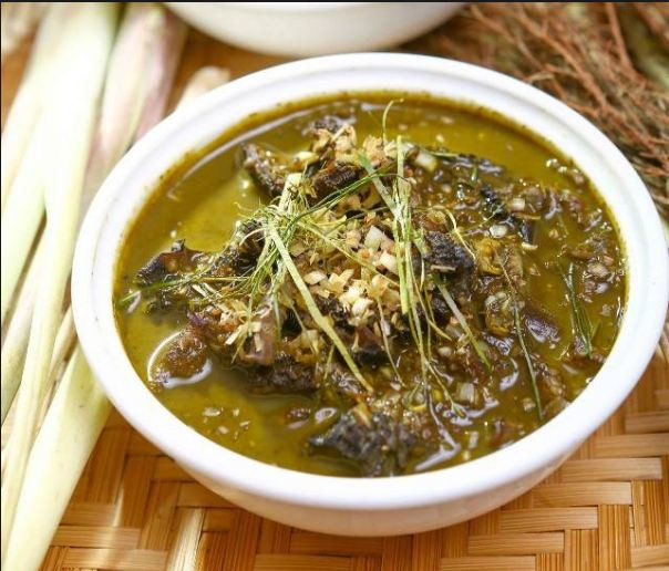 Nậm pịa là món ngon truyền thống của bà con dân tộc Thái ở vùng cao, thường xuất hiện ở các dịp đám đình, lễ hội hay những bữa tiệc đãi khách. Ảnh: dulichvietnam.