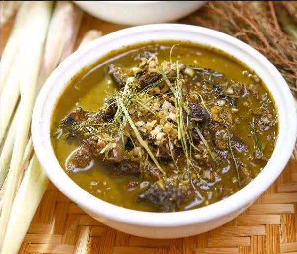 Nậm pịa là món ngon truyền thống của bà con dân tộc Thái ở vùng cao, thường xuất hiện ở các dịp đám đình, lễ hội hay những bữa tiệc đãi khách. Ảnh: dulichvietnam.