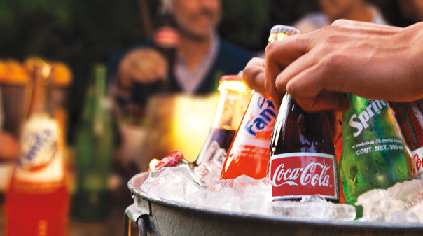 Khi bị tiêu chảy nên tránh uống rượu và các loại nước giải khát có ga bởi rượu gây ra kích ứng ruột và làm giảm khả năng hấp thụ nước, khiến phân lỏng và dẫn đến tiêu chảy. Ảnh: vnreview.