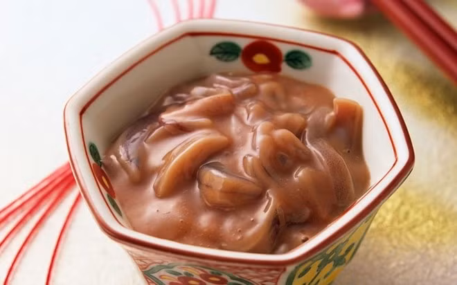 Shiokara có lẽ là một trong những món ăn truyền thống xuất hiện sớm nhất, và cũng là một trong những món ăn phổ biến nhất tại Nhật Bản cho đến tận hôm nay. Ảnh: toplist.