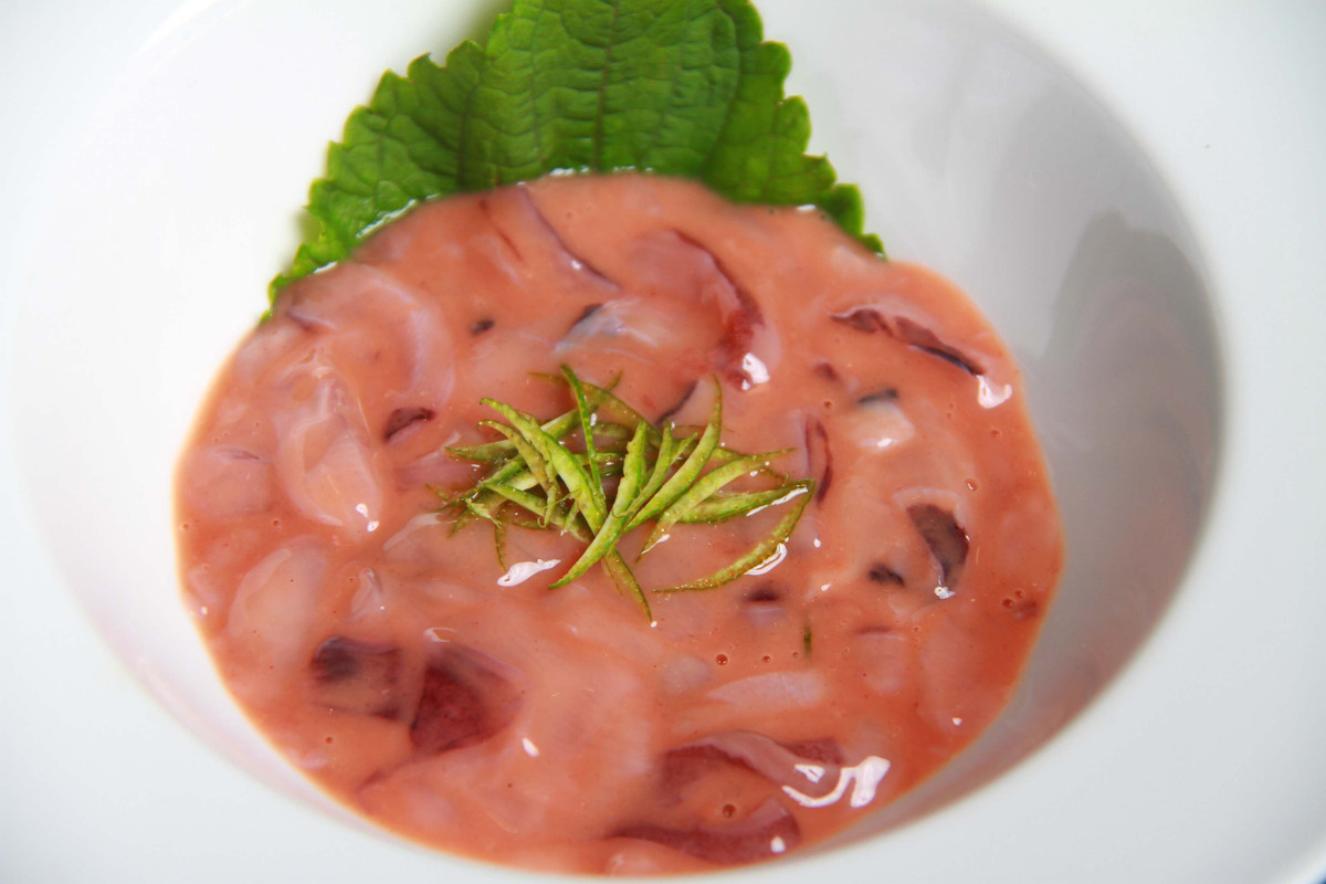 Sau khi được trộn ướp gia vị, người ta ủ Shiokara trong bình thủy tinh trong một tháng. Ảnh: sushibar.