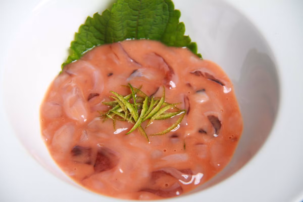 Sau khi được trộn ướp gia vị, người ta ủ Shiokara trong bình thủy tinh trong một tháng. Ảnh: sushibar.