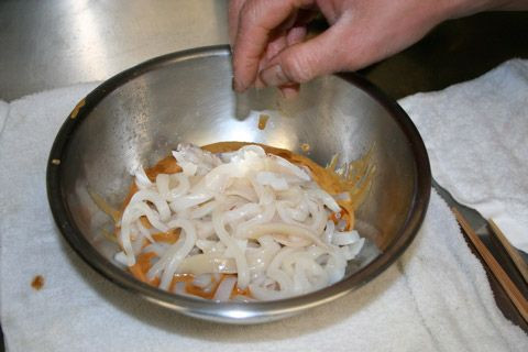 Món hải sản lên men Shiokara có vị mặn, hơi cay nồng và đặc biệt là một mùi tanh nồng. Ảnh: kenbistore.