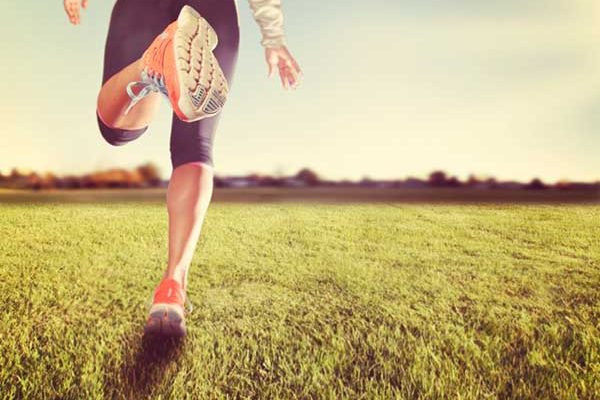 Sau khi tập thể dục buổi sáng, cơ thể giải phóng endorphins, có tác dụng giảm thèm ăn, vì thế không chỉ giúp họ ăn ít hơn trong buổi sáng mà còn lựa chọn khẩu phần ăn cũng như các món ăn một cách lành mạnh hơn. Ảnh: youthvillageng.