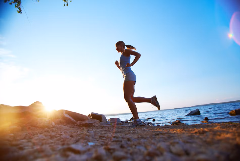 Bằng cách tập thể dục vào buổi sớm, bạn có thể cảm thấy nhiều năng lượng hơn trong suốt cả ngày. Ảnh: trimmedandtoned.