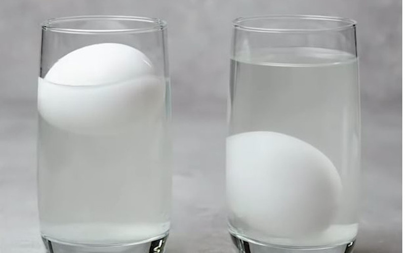 Kiểm tra trứng: Chúng ta đều có thói quen cất trữ trứng trong tủ lạnh. Để kiểm tra trứng còn dùng được hay không hãy thả trứng vào nước muối. Quả trứng chìm vẫn sử dụng được, nhưng những quả trứng nổi trong nước muối thì cần phải bỏ đi.