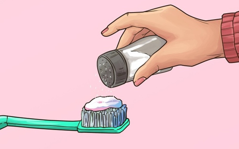 Dùng muối cùng kem đánh răng: Hãy hình thành thói quen thêm muối vào kem đánh răng khi đánh răng mỗi ngày, để giúp loại bỏ mảng bám và khử trùng răng miệng.