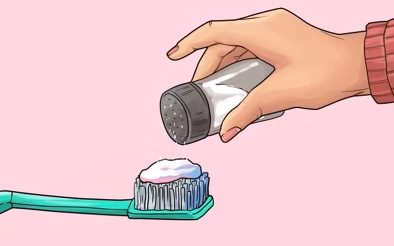 Dùng muối cùng kem đánh răng: Hãy hình thành thói quen thêm muối vào kem đánh răng khi đánh răng mỗi ngày, để giúp loại bỏ mảng bám và khử trùng răng miệng.