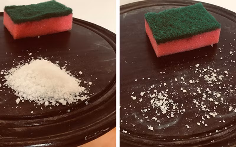 Làm mới đồ nội thất: Bạn hãy dùng khăn ướt hoặc một miếng xốp chà nhẹ muối lên bề mặt đồ nội thất.