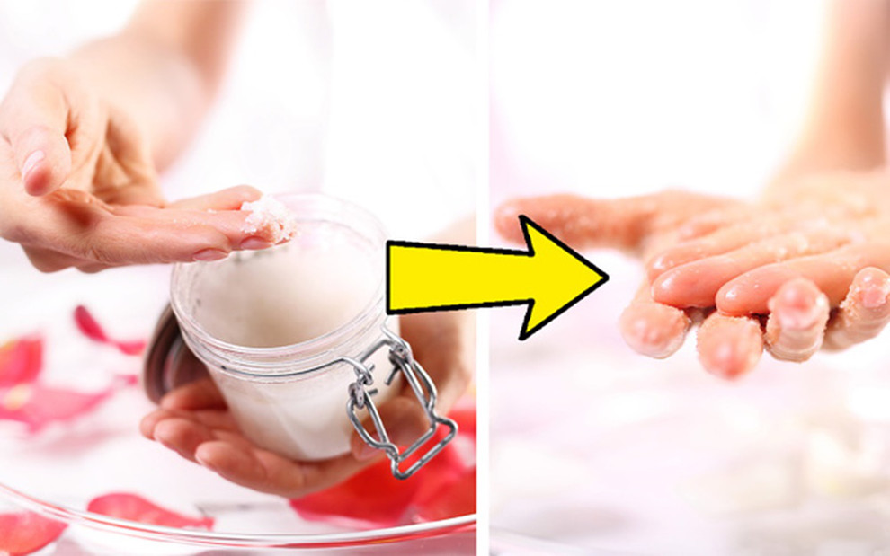 Tẩy da chết hiệu quả: Muối có thể được sử dụng như một chất tẩy da chết hiệu quả và giá thành vô cùng rẻ. Nó giúp loại bỏ da chết và tăng cường lưu thông máu. Hãy dùng muối biển khi da còn ướt sau khi tắm. Bạn chỉ cần xoa muối và mát-xa da theo vòng tròn.