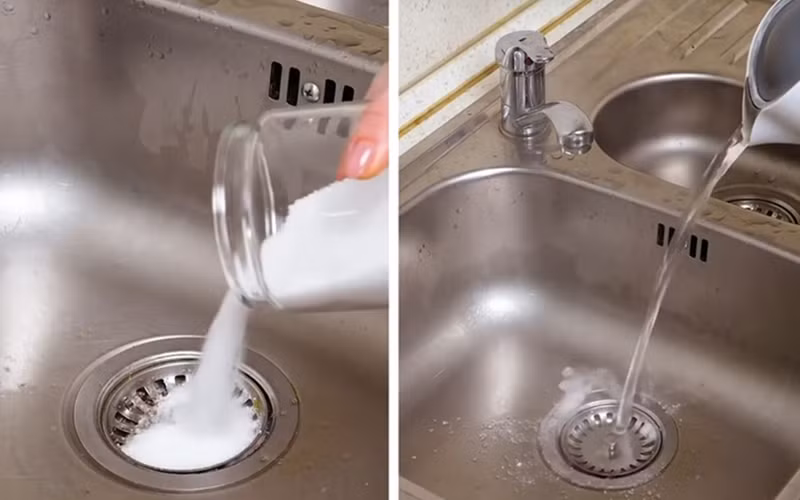 Thông ống bị tắc: Ống thoát nước ở bồn rửa bát bị tắc, hãy đổ một lượng lớn muối hạt vào miệng ống. Muối sẽ xử lý lớp dầu mỡ và giúp thông ống thoát nước.