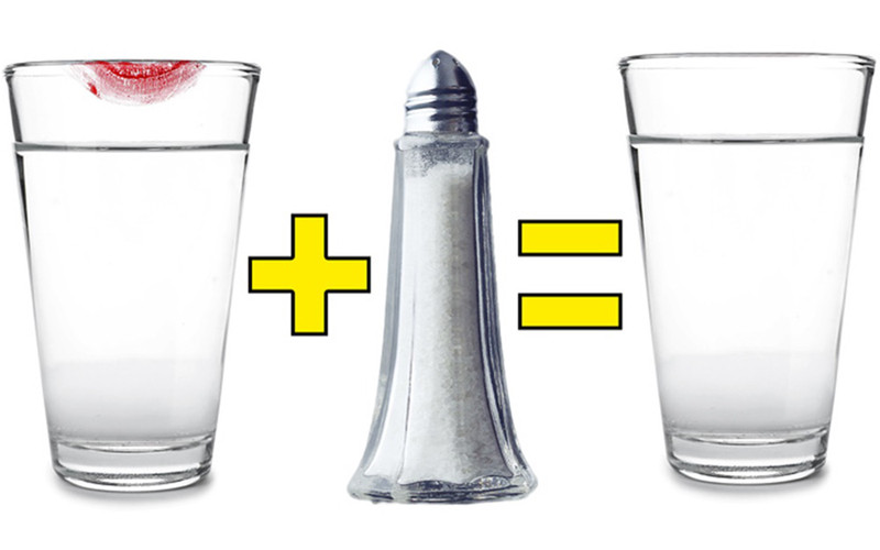 Rửa sạch vết son trên cốc thủy tinh: Việc các chị em uống nước và để lại vết son trên miệng cốc rất phổ biến. Nhưng nhiều loại son không phai rất khó rửa sạch. Với trường hợp này, bạn nên thử dùng muối sát nhẹ lên vết son và rửa lại.