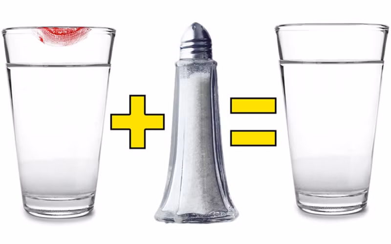 Rửa sạch vết son trên cốc thủy tinh: Việc các chị em uống nước và để lại vết son trên miệng cốc rất phổ biến. Nhưng nhiều loại son không phai rất khó rửa sạch. Với trường hợp này, bạn nên thử dùng muối sát nhẹ lên vết son và rửa lại.