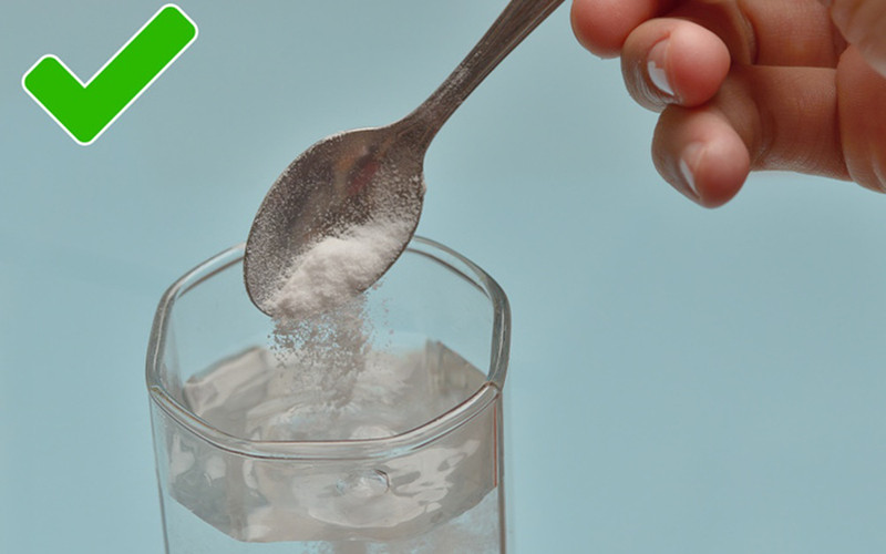 Giảm đau họng: Nước muối là liều thuốc kỳ diệu để chữa đau họng mà hầu như ai cũng biết đến. Nó giúp giảm sưng, sát khuẩn và long đờm... Khi có triệu chứng đau họng, bạn chỉ cần xúc miệng bằng nước muối.