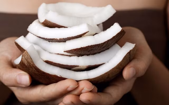 Cùi dừa (cơm dừa) chứa rất nhiều chất dinh dưỡng thiết yếu đối với sức khỏe con người. Ảnh: cooky.