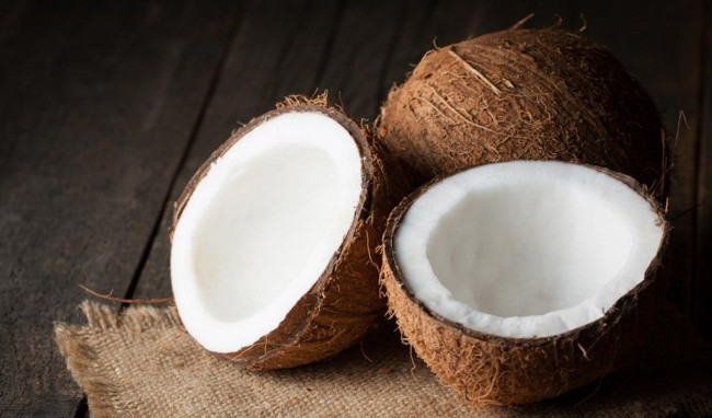 Cụ thể, trong cùi dừa có nhiều chất béo, carbs và protein cùng với nhiều khoáng chất thiết yếu chẳng hạn như mangan, đồng, sắt và selen. Ảnh: healthplus.