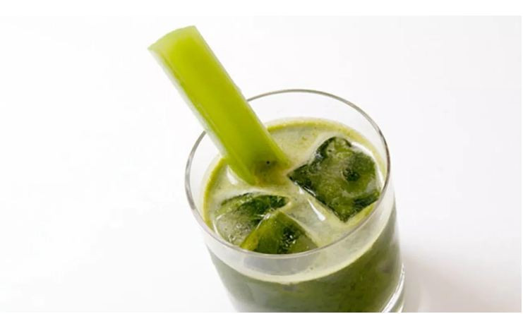 Nước ép cải xoăn, cà chua và cần tây cung cấp cho bạn vitamin A và C, magiê, kali, sắt và các axit béo. Ảnh: healthline.