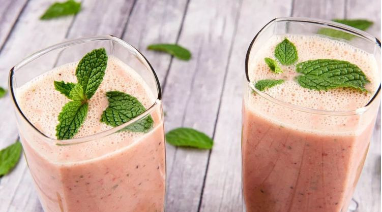 6. Công thức dâu tây và xoài cũng tăng cường hệ thống miễn dịch của bạn, đặc biệt là ở người lớn tuổi. Ảnh: healthline.