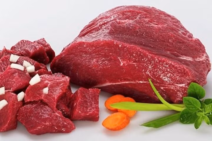 Lỗi sai cơ bản đầu tiên mà chiều chị em mắc phải khi theo ch ế độ ăn keto là ăn quá nhiều thịt đỏ và các sản phẩm từ sữa. Ảnh: dinhduongbabau.