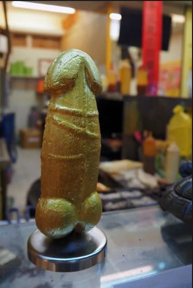 Chính bởi hình thù nhạy cảm của chiếc bánh mà cửa hàng này đã thu hút được lượng khách rất đông. Ảnh: blogspot.