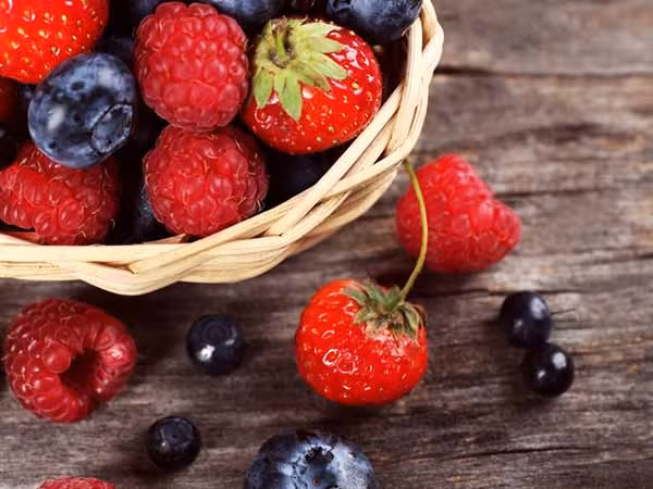 Các loại quả mọng là một nguồn cung cấp chất chống oxy hóa cũng như flavonoid, tuyệt vời, có thể giúp giảm nếp nhăn. Ảnh: kenhphunu.