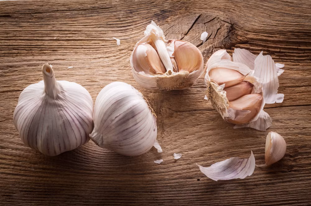 Tỏi là loại gia vị người bệnh thận có thể bổ sung vào chế độ ăn của mình. Ảnh: vietnamforestry.