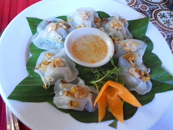 Nguyên liệu chính để làm bánh vạc là bột gạo. Ảnh: kinhnghiemdulichdanang.