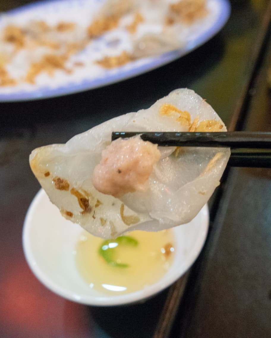 Nước mắm để chấm bánh vạc cũng phải hội tụ đủ ba vị chua, cay, ngọt. Ảnh: chudu24.