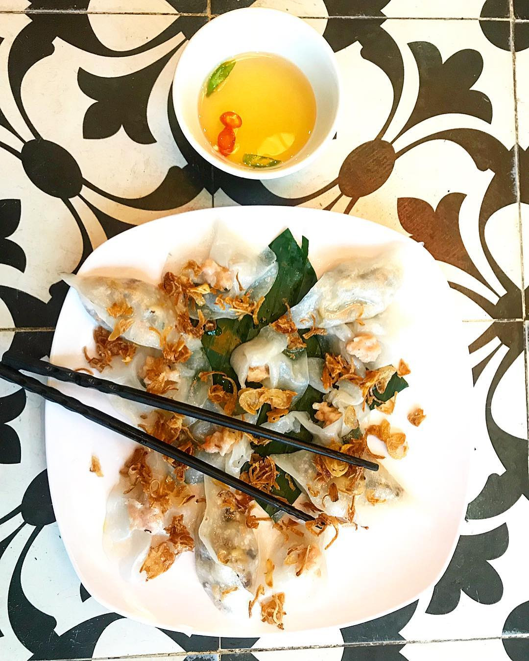 Bánh vạc sau khi nặn xong sẽ được hấp từ 5 – 7 phút. Nếu hấp lâu bánh sẽ chín quá, nhìn không đẹp mắt. Ảnh: chudu24.