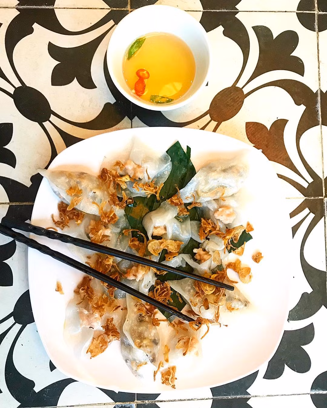 Bánh vạc sau khi nặn xong sẽ được hấp từ 5 – 7 phút. Nếu hấp lâu bánh sẽ chín quá, nhìn không đẹp mắt. Ảnh: chudu24.