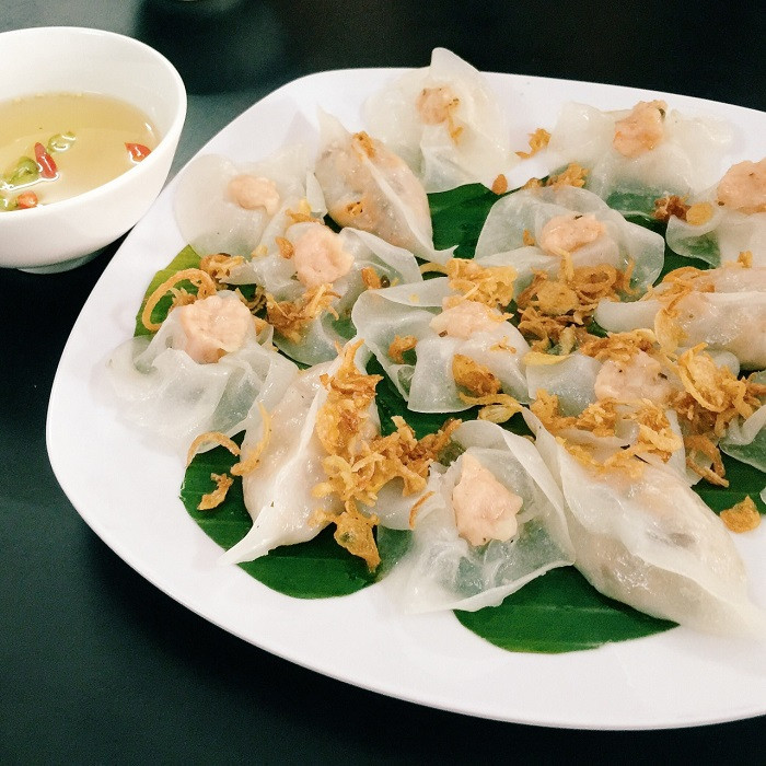 Bột càng lọc kĩ thì bánh càng dai và ngon. Ảnh: vietfuntravel.